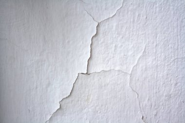 Aşınmış alçı, arka plan ve dokuları olan eski beyaz duvar..