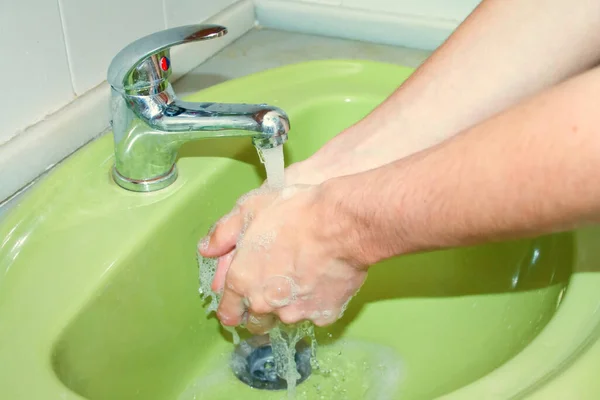 Een Persoon Wast Goed Ingezeepte Handen Onder Een Kraan Met — Stockfoto