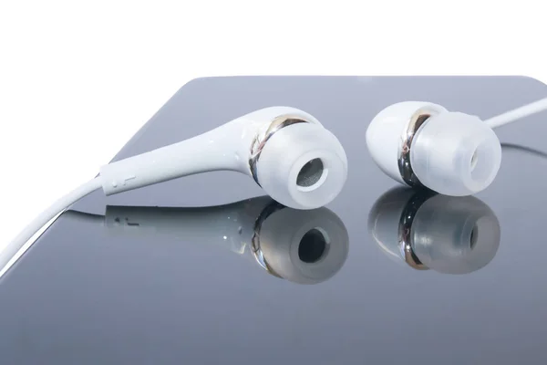 Une Paire Écouteurs Blancs Couchés Sur Smartphone Gros Plan Isolé — Photo
