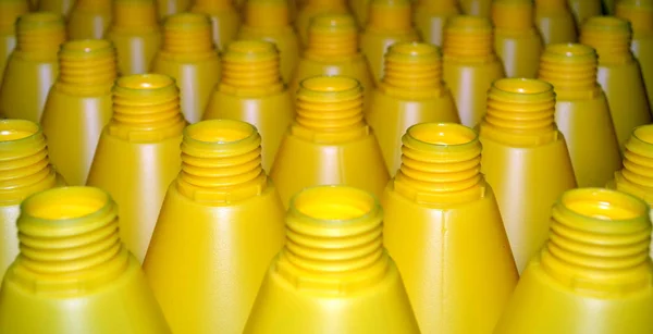 Gelbe Plastikflaschen — Stockfoto