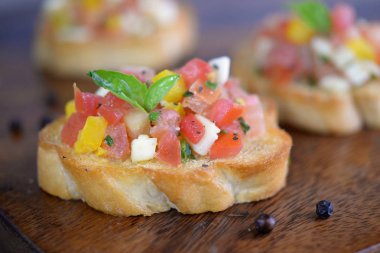 Kesme tahtası üzerinde domates Bruschetta