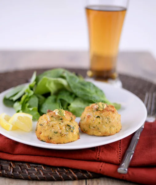 Pastel Cangrejo Con Ensalada Limón Cerveza — Foto de Stock