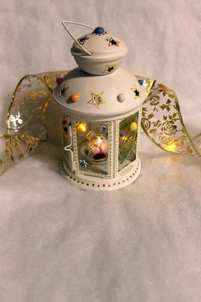 Lanterna ardente e decoração de Natal no fundo branco — Fotografia de Stock