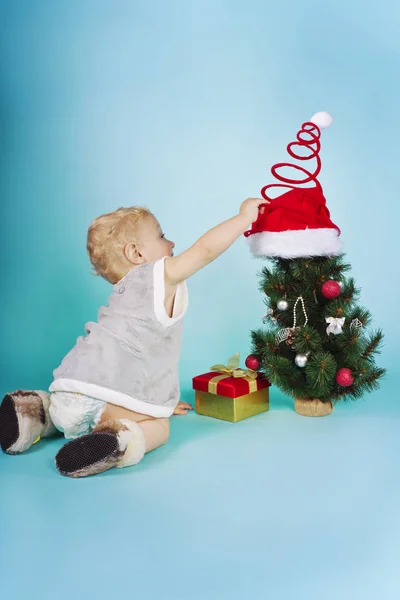 Baby crawling and hat — Stock Photo, Image