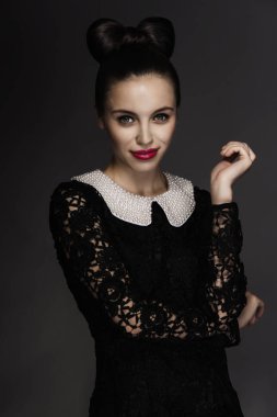 Glamour gilr siyah elbiseli
