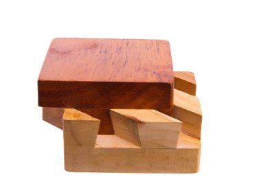 Beyaz arkaplanda odun küpü yapbozu, izole edilmiş, yakın plan