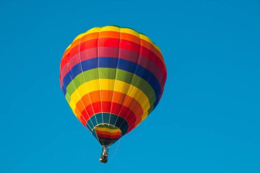 Mavi gökyüzünde sıcak hava balonu 