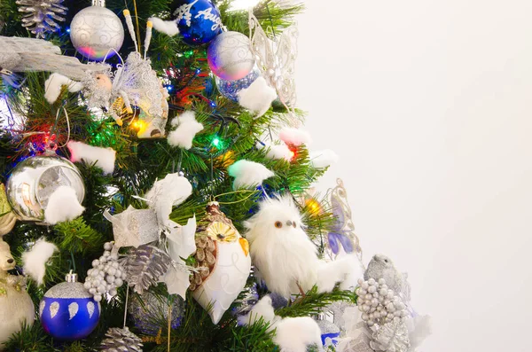 Árvore de natal decorada no fundo branco — Fotografia de Stock