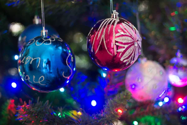 Árvore de natal com luzes e decorações — Fotografia de Stock