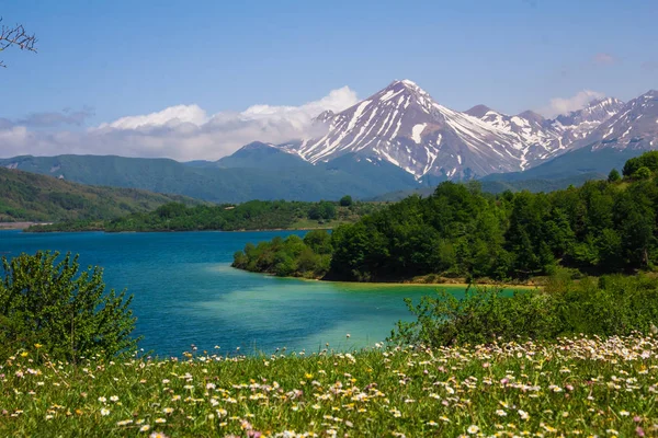 Campotosto Gölü - Abruzzo panoramik manzaralı