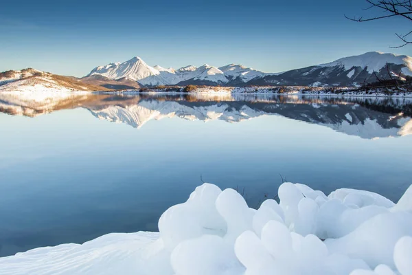 Campotosto lake in winter season — Stock Photo, Image