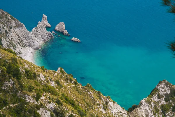 Vista aérea de la bahía de Dos Hermanas (Due Sorelle), Montaña Conero —  Fotos de Stock