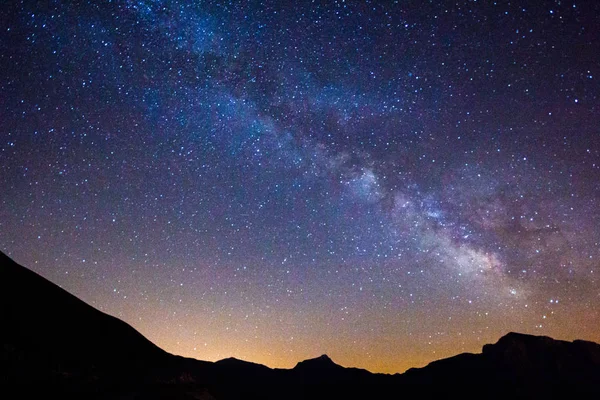 Paisaje con Vía Láctea. Cielo nocturno con estrellas —  Fotos de Stock