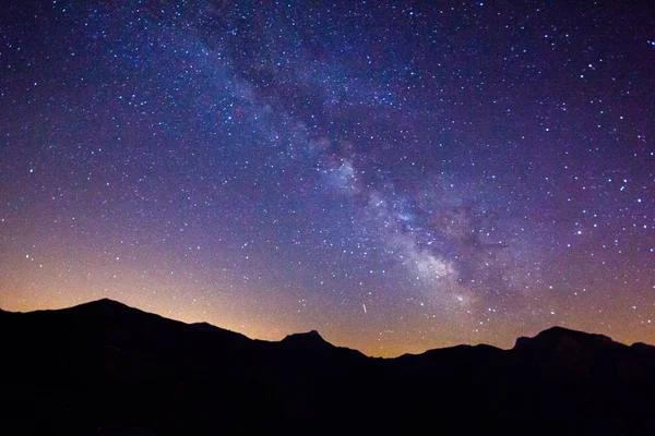 Vía Láctea sobre el parque nacional de monti Sibillini —  Fotos de Stock