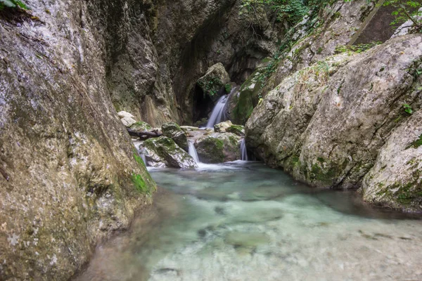 Rio Freddo wodospad w Umbrii — Zdjęcie stockowe