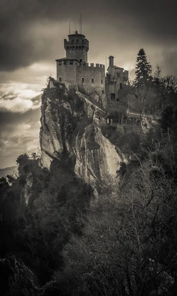 Castello oscuro infestato da fantasmi — Foto Stock