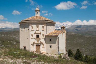 Rocca Calascio, bir dağın kale veya rocca L'Aquila eyaletinde yer