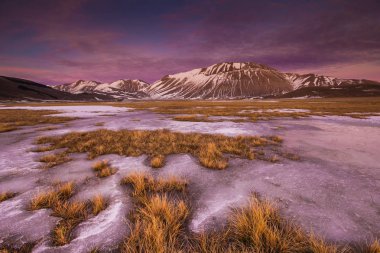 Güzel kış günbatımı Castelluccio di Norcia Umbria