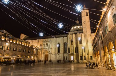 Ascoli Piceno Piazza del Popolo meydanında Noel zamanı