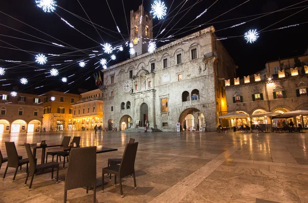 Hlavní náměstí, Piazza del Popolo v Ascoli Piceno v době Vánoc — Stock fotografie