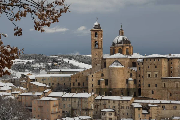 Μαγική πόλη Urbino καλύπτονται από χιόνι — Φωτογραφία Αρχείου