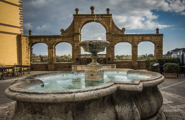 Piękna fontanna Pitigliano Center in Toskania — Zdjęcie stockowe