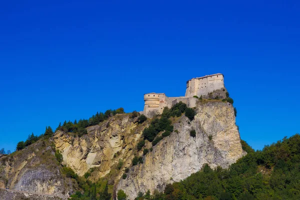 Veduta della fortezza e del borgo di San Leo, un rifugio fortificato e sontuoso di Federico da Montefeltro — Foto Stock