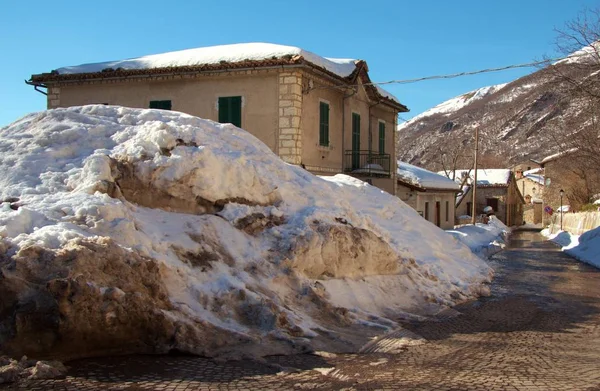 Bolognola hegyi falu, a hó — Stock Fotó