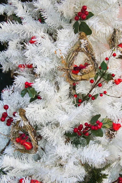 Árvore de Natal branco com decorações vermelhas — Fotografia de Stock