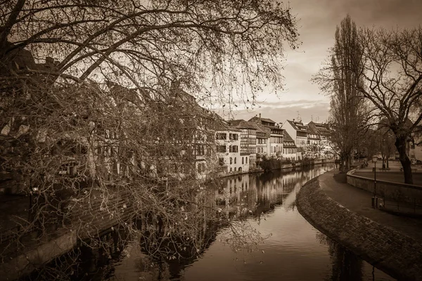 Vista scura di Strasburgo con il fiume Ill — Foto Stock