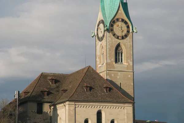 Detalhes da famosa torre da igreja Fraumunster de Zurique — Fotografia de Stock