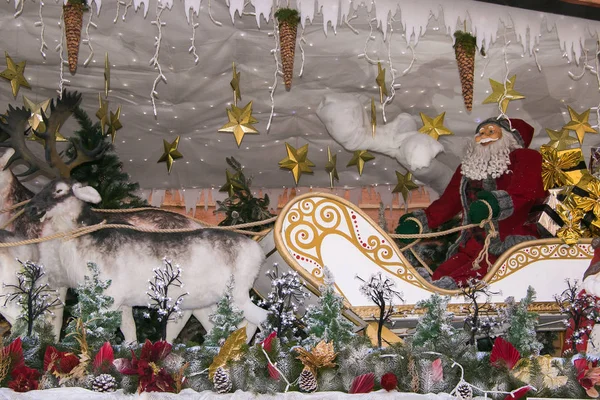 Санта-Клаус сидит на санях — стоковое фото