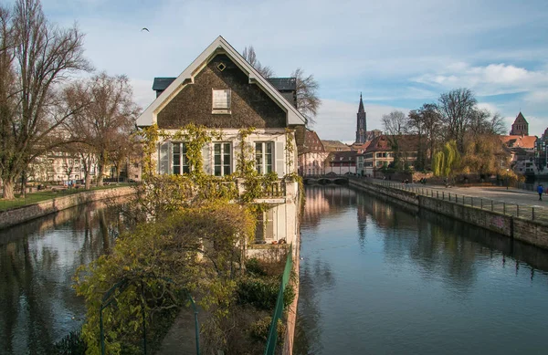 Στρασβούργο, κανάλι του νερού στην περιοχή petite france — Φωτογραφία Αρχείου