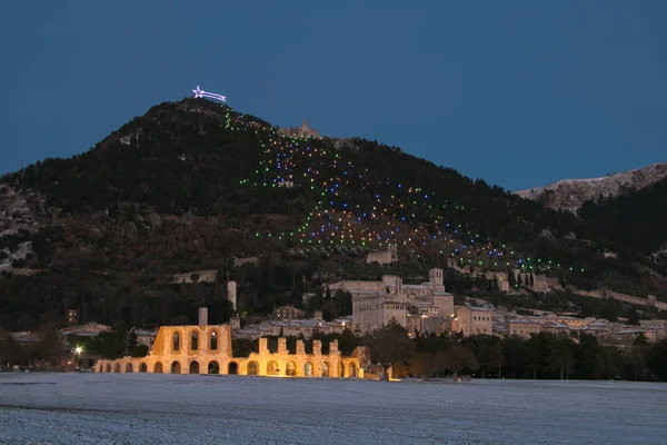 Gece kar ile gece Gubbio Köyü