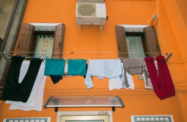 Evin duvarında kurutma giyim