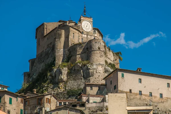La Rocca Abbaziale es una abadía, diseñada como castillo, en Subiaco —  Fotos de Stock