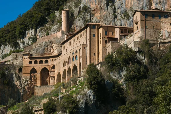 Klooster van de heilige Benedictus in de buurt van Subiaco, Lazio — Stockfoto