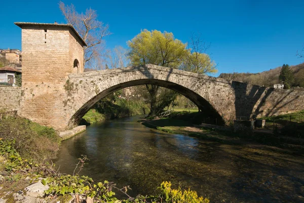 De middeleeuwse Sint Franciscus brug van Subiaco — Stockfoto