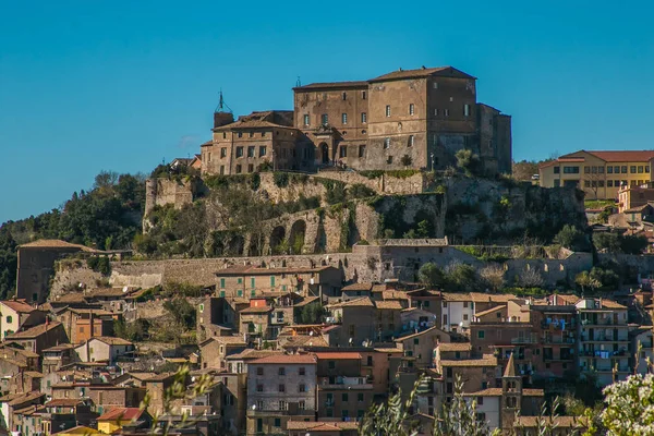 Histórico pueblo de Subiaco y su abadía en la cima de la colina — Foto de Stock