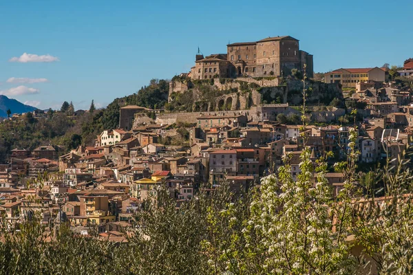 Aldeia medieval de Subiaco com cerejeira florescente — Fotografia de Stock