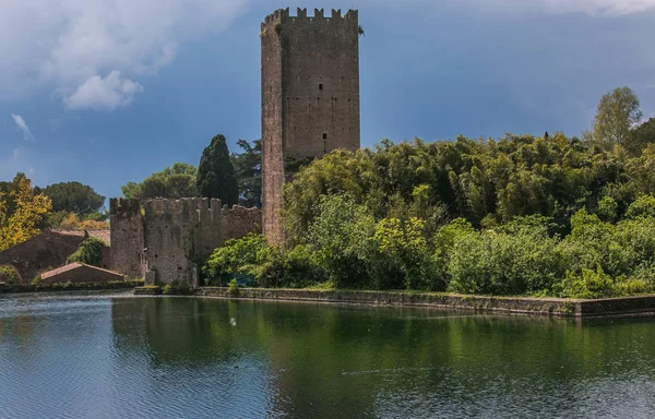 LAZIO, ITALIA - 16 APRILE 2017: Veduta panoramica del castello di Caetani — Foto Stock