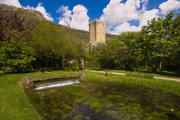 Torre storica e piccola cascata — Foto Stock