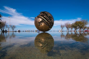 Pesaro, İtalya - 30 Nisan 2017: Arnaldo Pomodoro Pesaro deniz üzerinde büyük küre