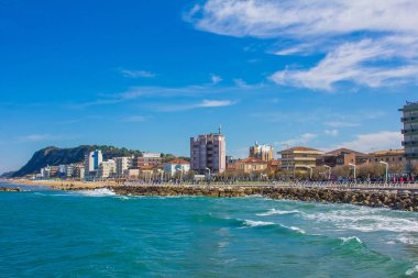 Pesaro, İtalya - 30 Nisan 2017: Yaz kenti Pesaro Adriyatik Denizi üzerinde