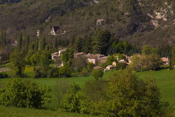 Kis hegyi falu, a Marche régió — Stock Fotó