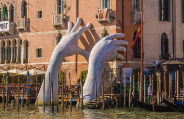 Venice, İtalya - 23 Mayıs 2017: Eller artış iklim değişikliği vurgulamak için Venedik su