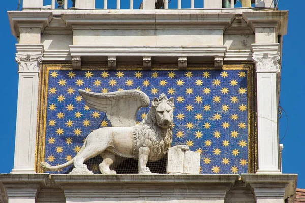 El león alado de San Marcos es el símbolo de la ciudad de Venecia — Foto de Stock