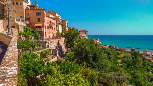 Village médiéval de Grottammare sur la mer adriatique — Photo