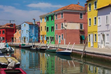 Pitoresk Burano Adası ile renkli evleri