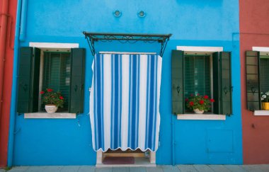 Burano renkli bir apartmanda girişinde